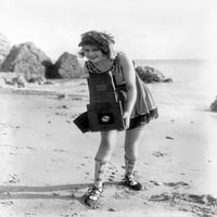 Миртъл Линд. Намериканската актриса, държейки камера на плаж, C1919. Печат на плакат от