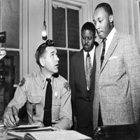 Мартин Лутър Кинг, младши n. Американски духовник и лидер на граждански права. Крал е резервиран от лейтенант Drue H. Lackey of