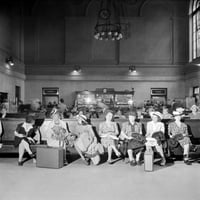 NYC: Penn Station, 1942. Npassengers в чакалнята на гара Пен в Ню Йорк. Снимка от Marjory Collins, 1942. Плакат печат от